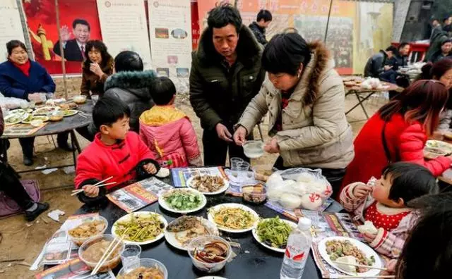 婚禮上,老公非要我給他下跪敬茶,我說六個字,老公全家成笑柄