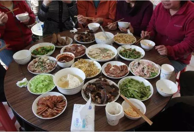 兒媳挺大肚子下廚,從廚房出來,看到桌上的菜後她決定離婚了