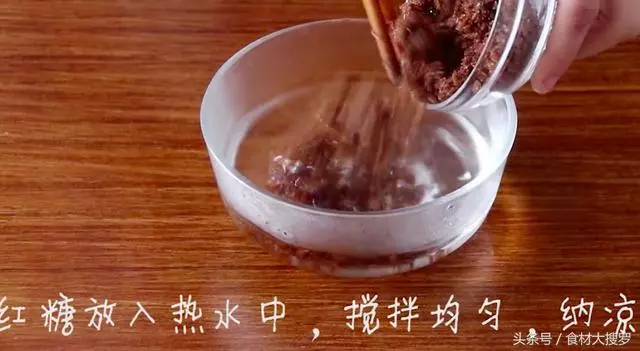 一碗麵粉一個雞蛋,攪拌幾下直接上鍋蒸一蒸,做的發糕比麵包好吃