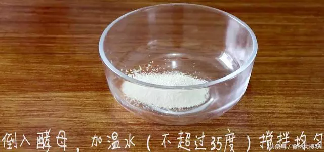 一碗麵粉一個雞蛋,攪拌幾下直接上鍋蒸一蒸,做的發糕比麵包好吃