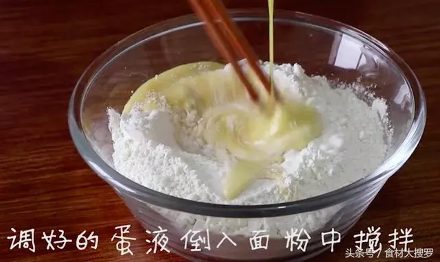 一碗麵粉一個雞蛋,攪拌幾下直接上鍋蒸一蒸,做的發糕比麵包好吃
