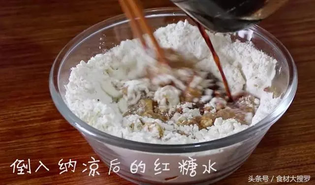 一碗麵粉一個雞蛋,攪拌幾下直接上鍋蒸一蒸,做的發糕比麵包好吃