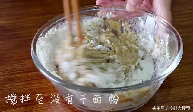 一碗麵粉一個雞蛋,攪拌幾下直接上鍋蒸一蒸,做的發糕比麵包好吃