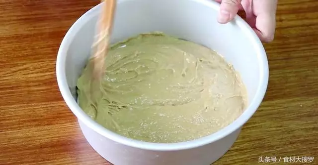 一碗麵粉一個雞蛋,攪拌幾下直接上鍋蒸一蒸,做的發糕比麵包好吃