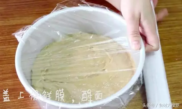 一碗麵粉一個雞蛋,攪拌幾下直接上鍋蒸一蒸,做的發糕比麵包好吃