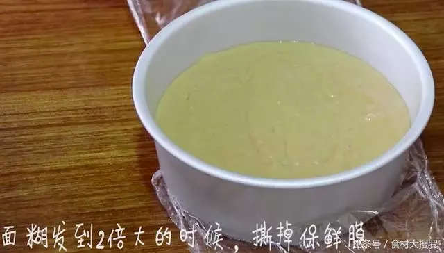 一碗麵粉一個雞蛋,攪拌幾下直接上鍋蒸一蒸,做的發糕比麵包好吃