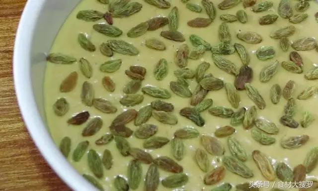 一碗麵粉一個雞蛋,攪拌幾下直接上鍋蒸一蒸,做的發糕比麵包好吃