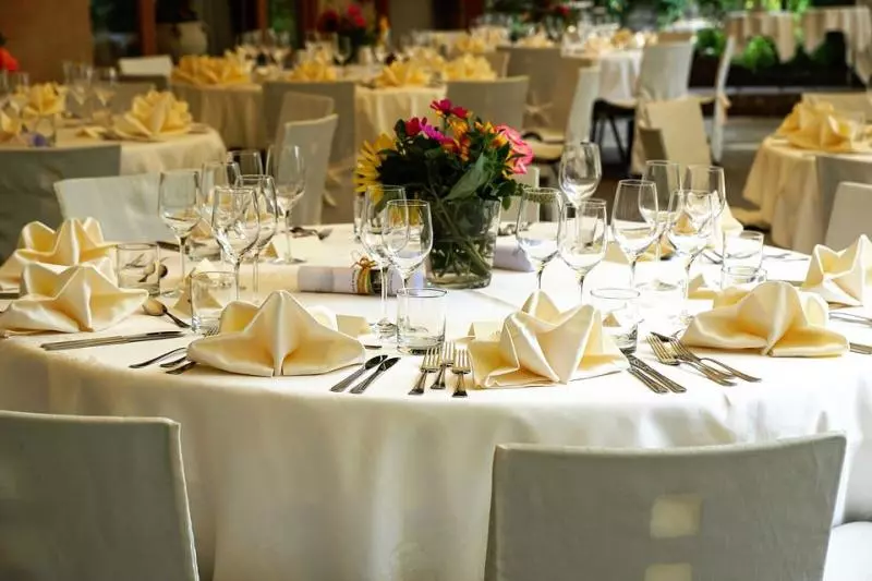 豪包5000竟慘被當「婚宴蟑螂」!他出示請帖拿回紅包,直接打臉工作人員,網友:「看盡人情冷暖!」