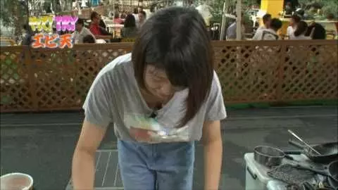 本節目放送事故!21歲可愛員工做菜彎腰…「幼齒の形狀」:怎麼看都是不小心