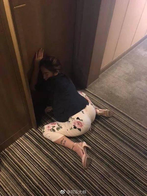 電梯撿酒醉妹「該報警還走人」他帶回家天人交戰!身材太好….網狂歪