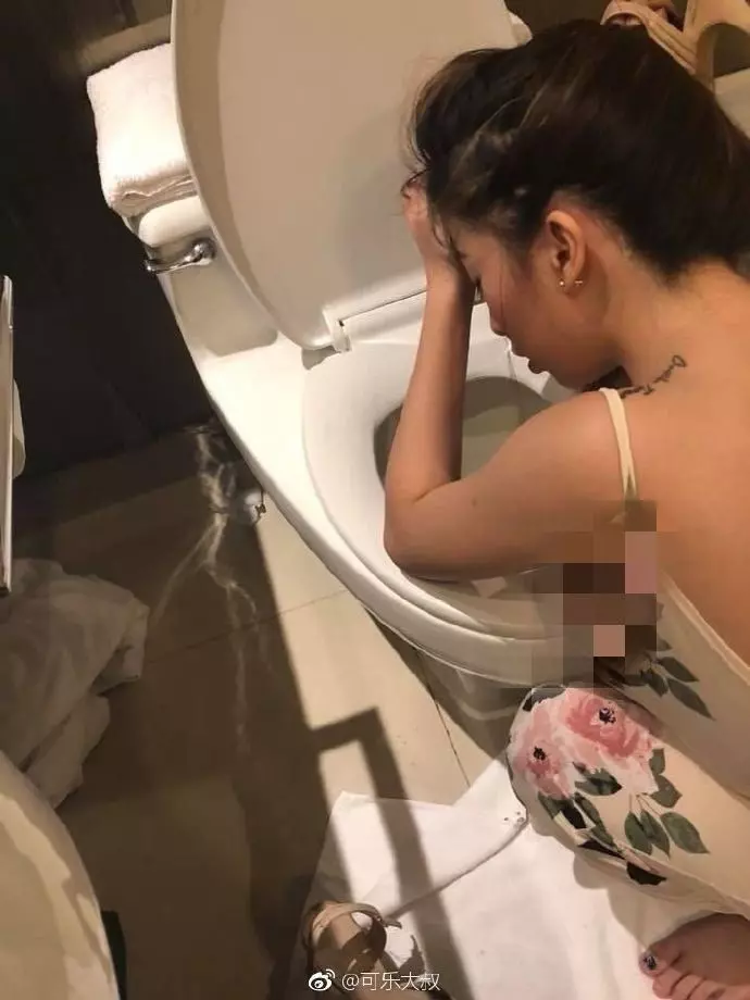 電梯撿酒醉妹「該報警還走人」他帶回家天人交戰!身材太好….網狂歪