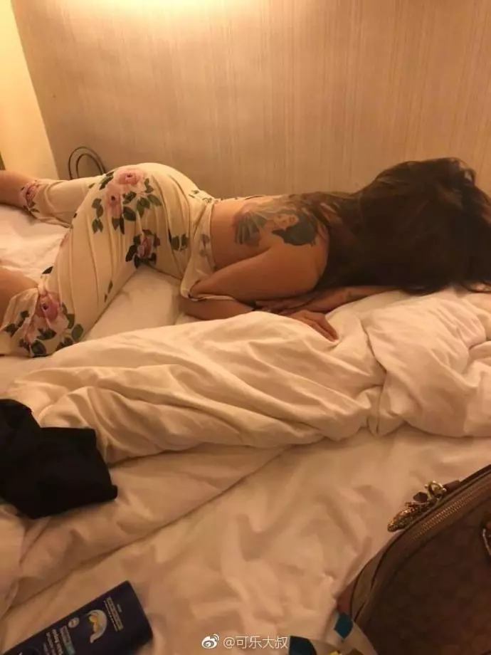 電梯撿酒醉妹「該報警還走人」他帶回家天人交戰!身材太好….網狂歪