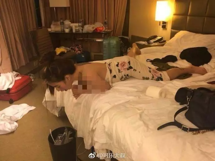 電梯撿酒醉妹「該報警還走人」他帶回家天人交戰!身材太好….網狂歪