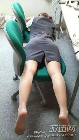 25張「你懂得」妹子圖!現在妹子真的太潮了!這樣的衣服也敢穿出門!最後一張笑翻!