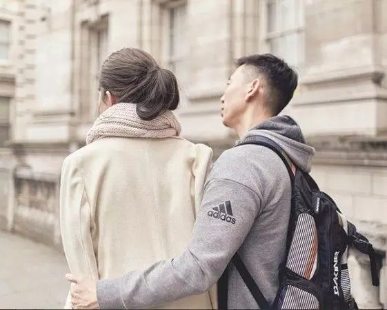 嫁對人了!隋棠挺孕肚搭手扶梯,Tony貼心動作被讚爆