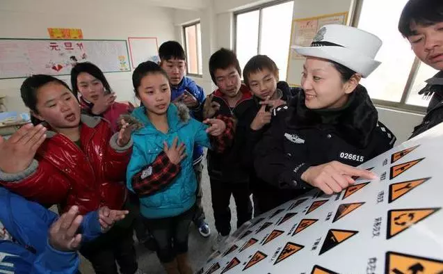 過馬路時牽著孩子的手,危險!員警叔叔教你正確帶孩子過馬路方法