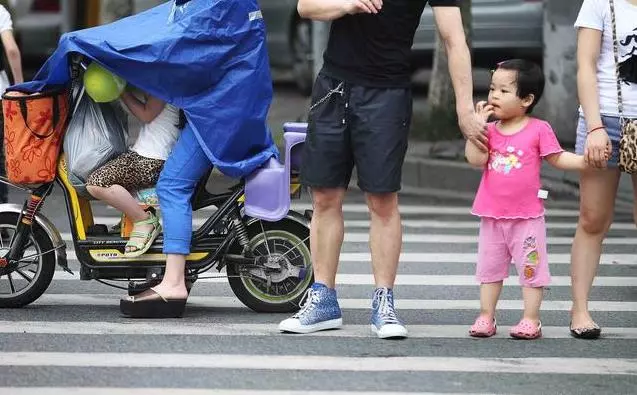 過馬路時牽著孩子的手,危險!員警叔叔教你正確帶孩子過馬路方法