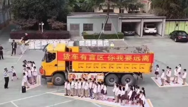 過馬路時牽著孩子的手,危險!員警叔叔教你正確帶孩子過馬路方法