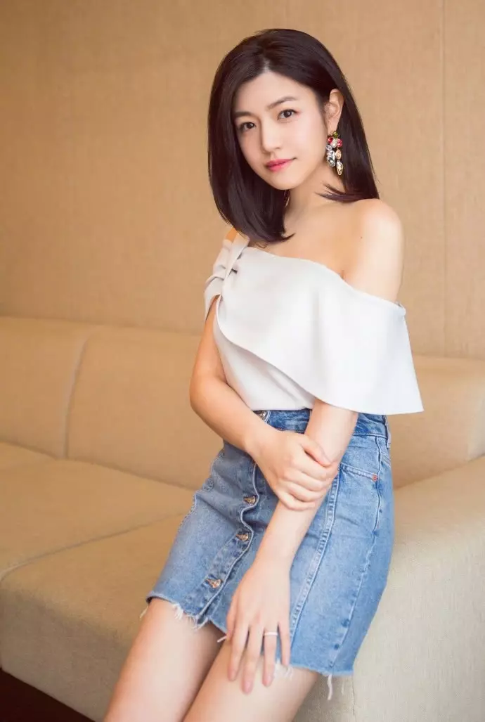 尷尬了陳妍希,穿短裙露那麼大一個腚,網友:難怪能生男孩!