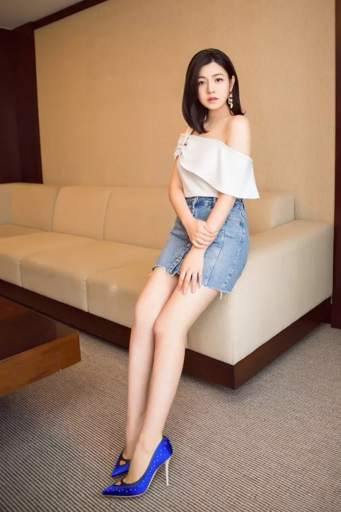 尷尬了陳妍希,穿短裙露那麼大一個腚,網友:難怪能生男孩!