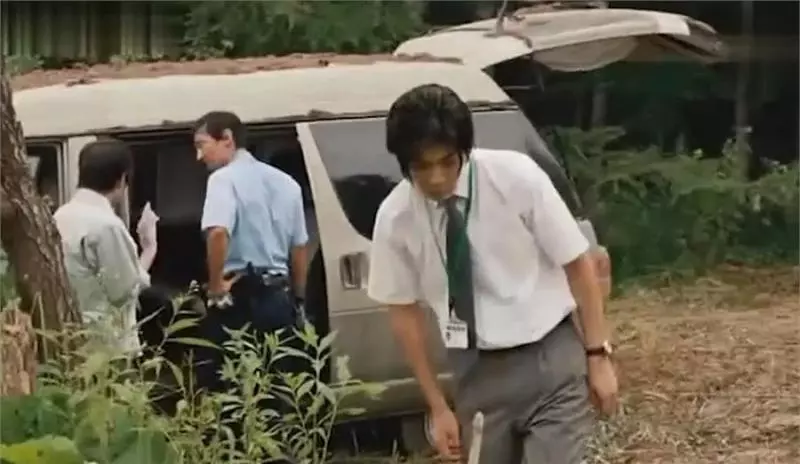 忠犬不知道主人已離開世界,每天去街道撿食物送給主人,感動哭了!
