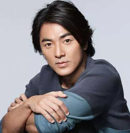 名氣大過四大天王,如今消息全無,陳小春透露鄭伊健落魄真相!