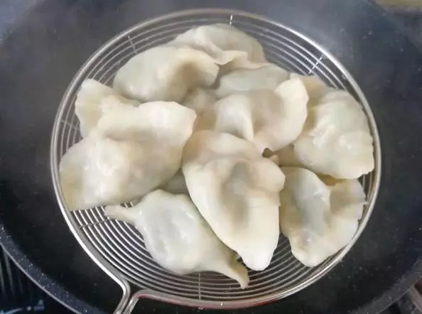 煮餃子時,別再用清水了,記住加3樣東西!口感香嫩,不易破皮