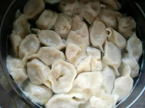 煮餃子時,別再用清水了,記住加3樣東西!口感香嫩,不易破皮