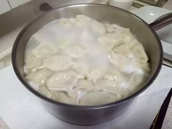煮餃子時,別再用清水了,記住加3樣東西!口感香嫩,不易破皮