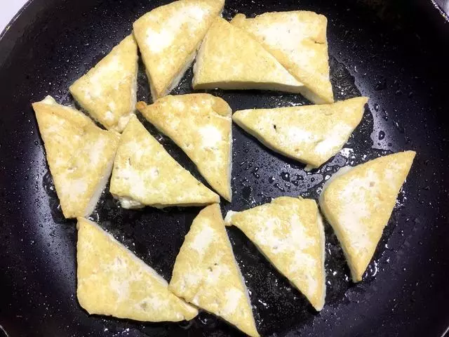 豆腐和木耳一起炒,比吃肉還香,豆腐的做法你了解幾種?