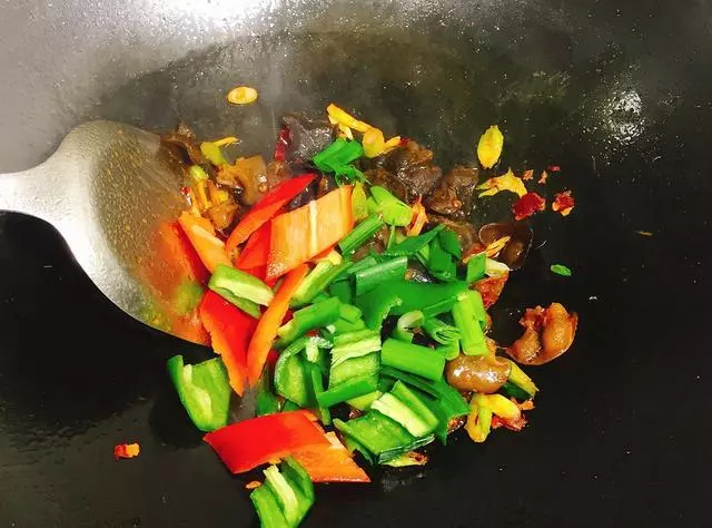豆腐和木耳一起炒,比吃肉還香,豆腐的做法你了解幾種?