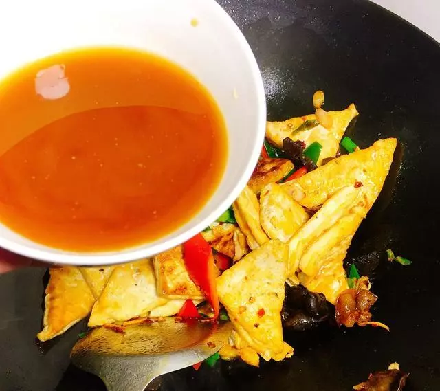 豆腐和木耳一起炒,比吃肉還香,豆腐的做法你了解幾種?
