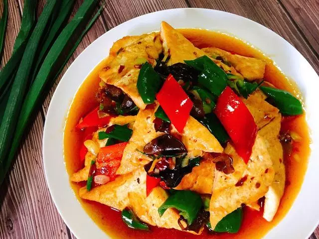 豆腐和木耳一起炒,比吃肉還香,豆腐的做法你了解幾種?