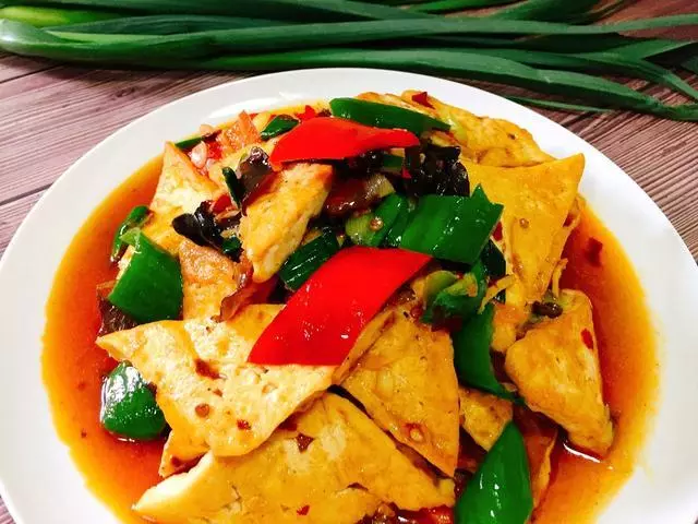 豆腐和木耳一起炒,比吃肉還香,豆腐的做法你了解幾種?