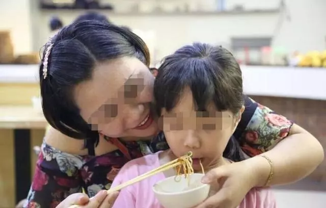 婆婆找兒子養老,大兒媳拒絕,小兒媳熱情歡迎,半年後小兒媳驚喜