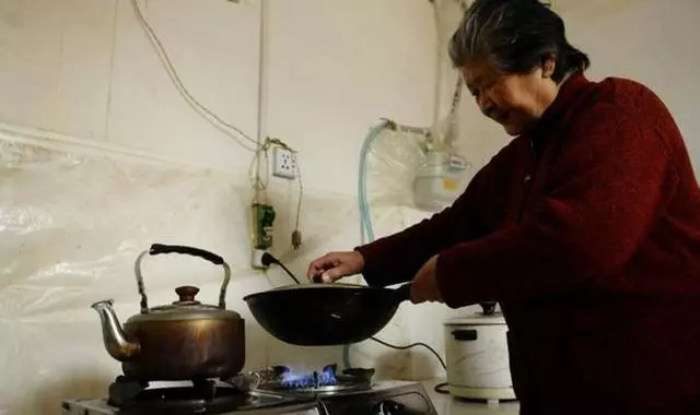 男子結婚,堅決不穿禮服,婚禮上含淚說出原因,賓客起身鼓掌