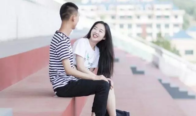 男子結婚,堅決不穿禮服,婚禮上含淚說出原因,賓客起身鼓掌