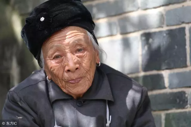 婆婆對三個兒媳都不好,老了她要求兒媳養老,兒媳:找你兒子去!