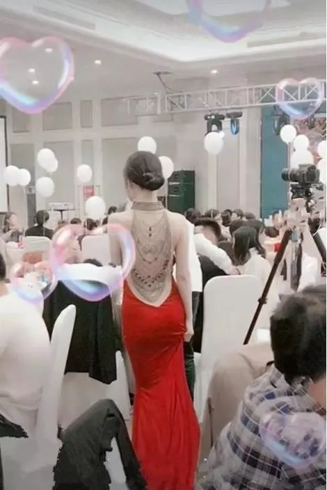 婚禮現場新娘穿露背婚紗,背影秒殺全場,轉身後驚艷了!