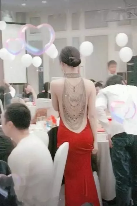 婚禮現場新娘穿露背婚紗,背影秒殺全場,轉身後驚艷了!