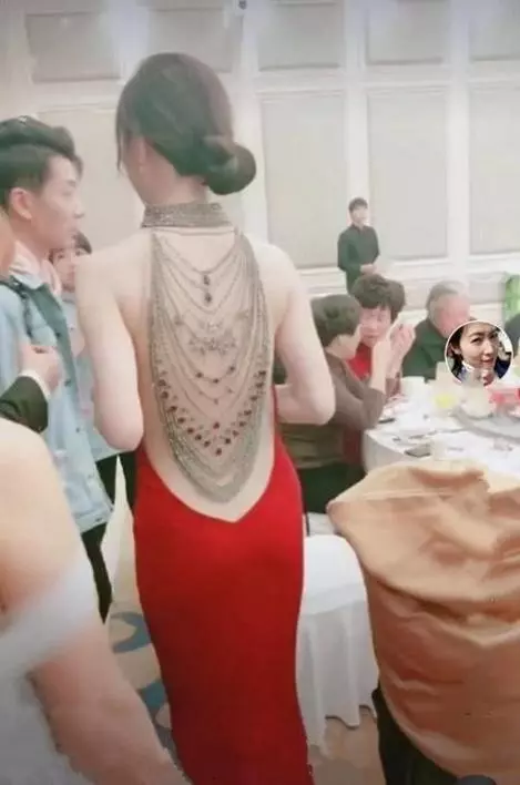 婚禮現場新娘穿露背婚紗,背影秒殺全場,轉身後驚艷了!
