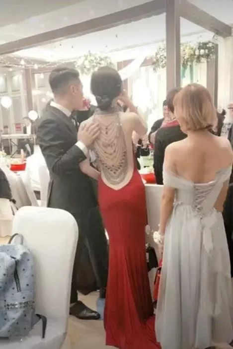 婚禮現場新娘穿露背婚紗,背影秒殺全場,轉身後驚艷了!