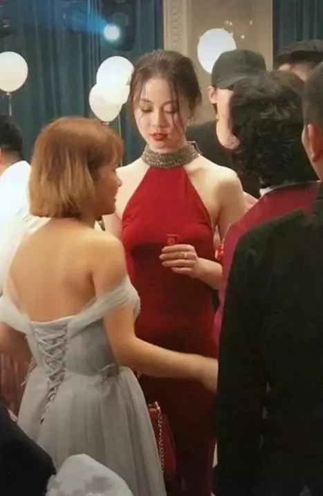 婚禮現場新娘穿露背婚紗,背影秒殺全場,轉身後驚艷了!