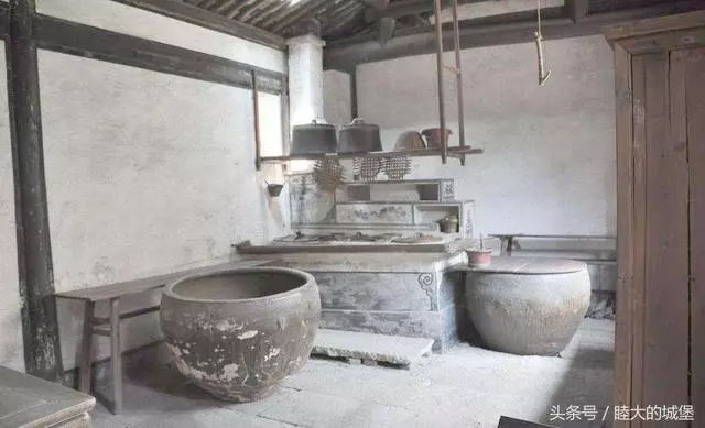丈夫總阻止妻子去後院的地下室,偷偷去了一次,卻再也不想出來