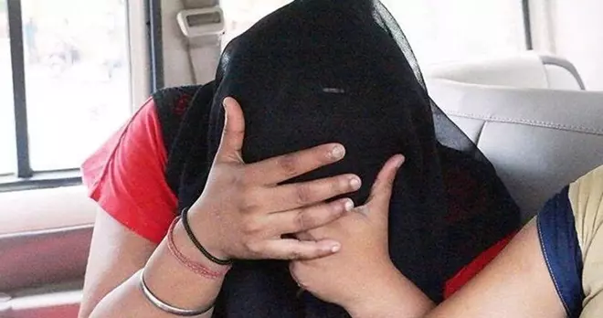 女拋下3個孩子與17歲男私奔 17歲男:我是被逼的