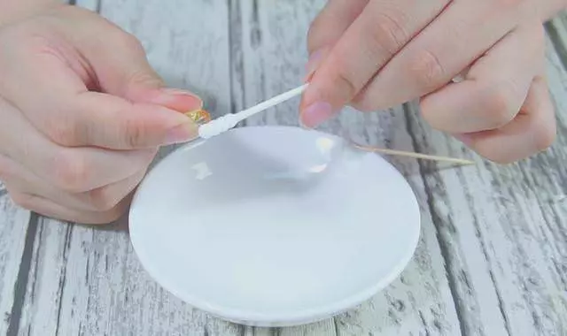 臉上長脂肪粒不要用手擠!教你3個小妙招,就能快速去除脂肪粒