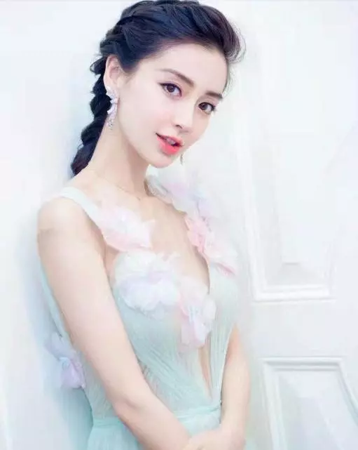 女星防曝光各出奇招,賈靜雯用水擋,趙麗穎用衣服,楊穎太另類!
