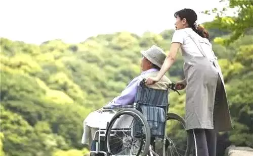 給父親找了保姆,父親卻沒飯吃,兒子氣憤回家找保姆,推開門愣了