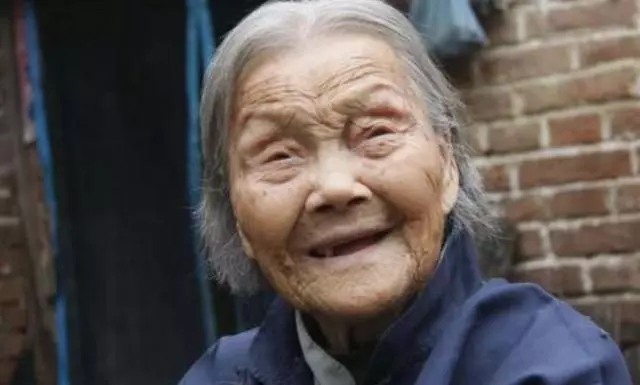 啞巴娘離婚賣煎餅撫養女兒,閨女去投奔爹,聽見後媽的話後她大哭
