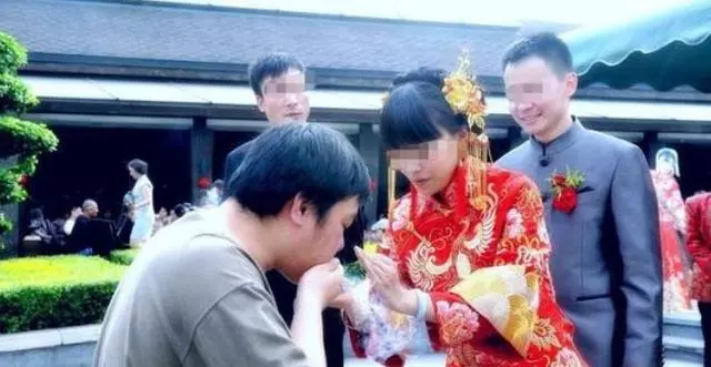 單親媽媽赴同學聚會,因打包剩菜被嘲笑,結帳時大家一臉懵